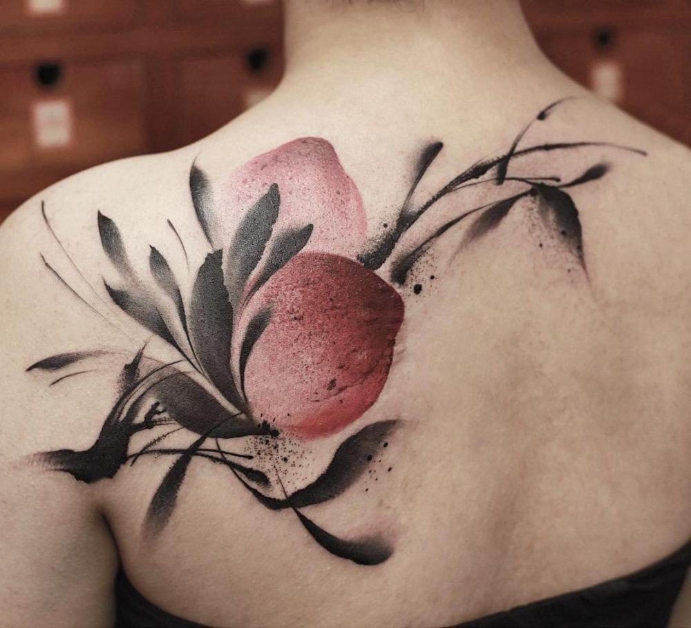 后肩纹身 女生后肩上水墨的花朵纹身图片