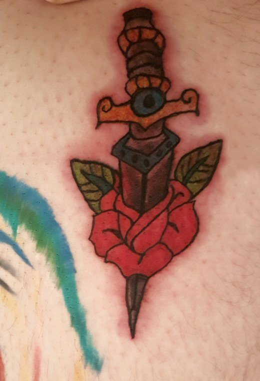 宝剑纹身 女生腿上宝剑和植物纹身图片