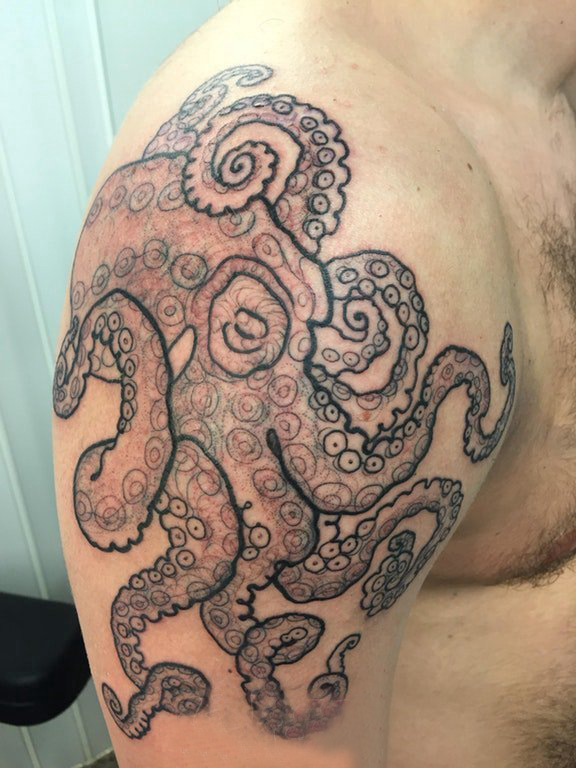 大臂纹身图 男生大臂上活泼的章鱼纹身图片