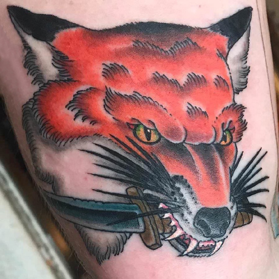 大腿纹身传统 女生大腿上匕首和狐狸纹身图片