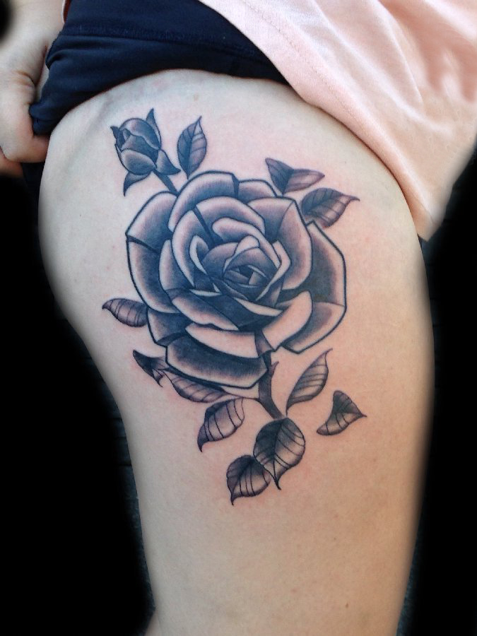 大腿纹身图女 女生大腿上黑色的玫瑰纹身图片