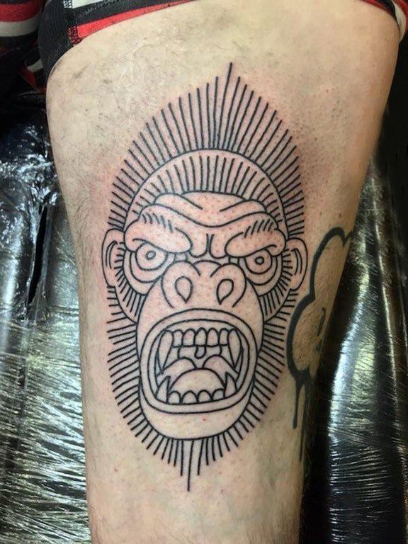 大猩猩纹身 男生大腿上黑色的大猩猩纹身图片