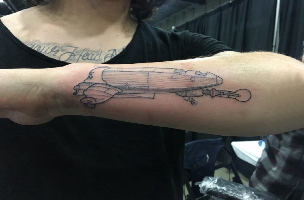 飞机纹身 男生手臂上黑色飞机纹身图片