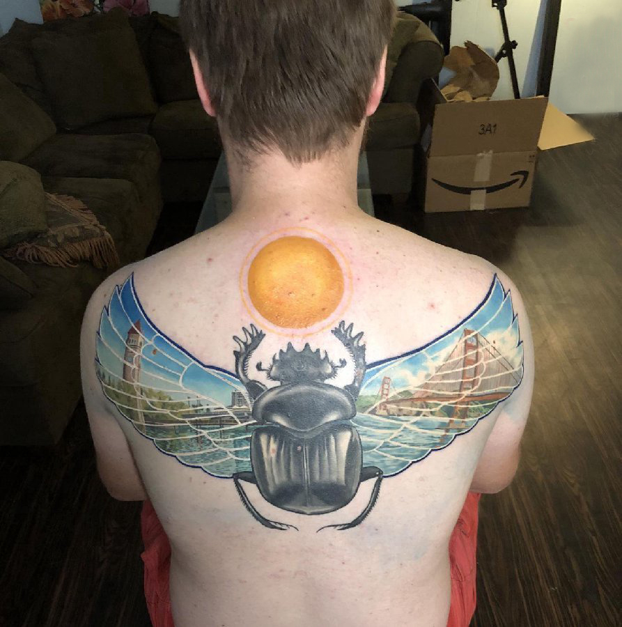 后背纹身男 男生后背上太阳和昆虫纹身图片