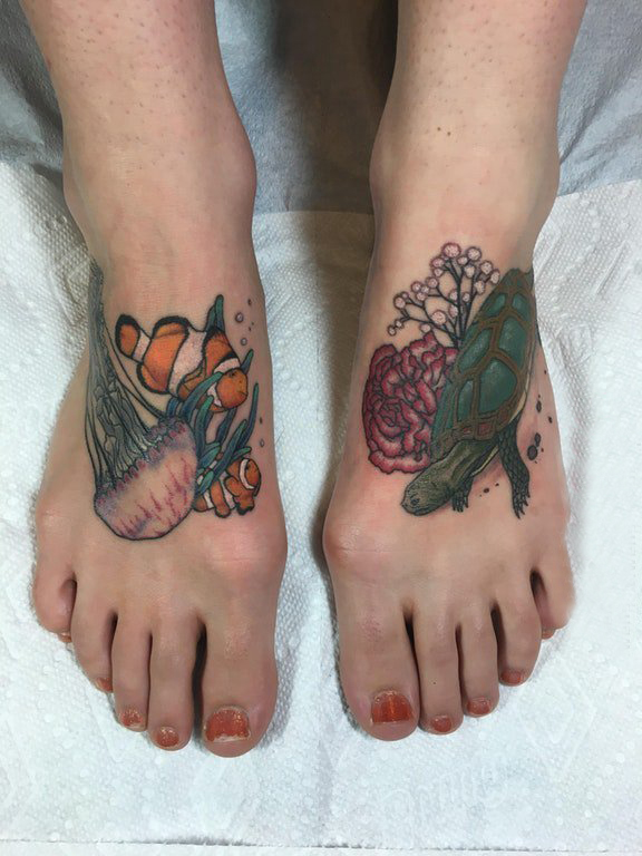 脚背纹身 女生脚背上小丑鱼和海龟纹身图片