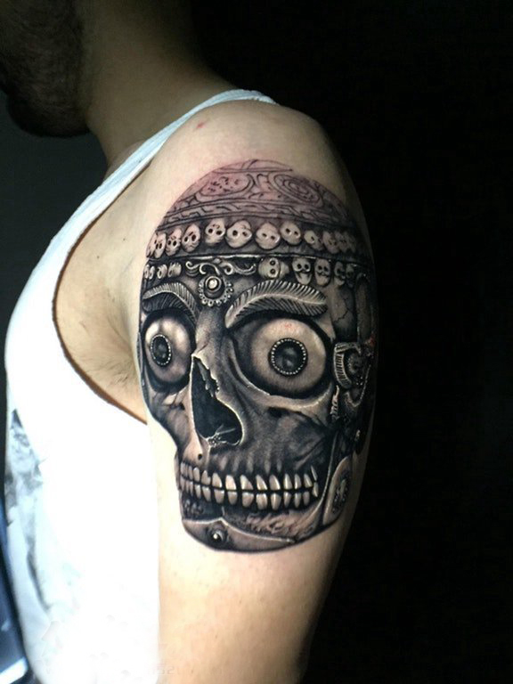 骷髅纹身图片  男生大臂上创意的骷髅纹身图片