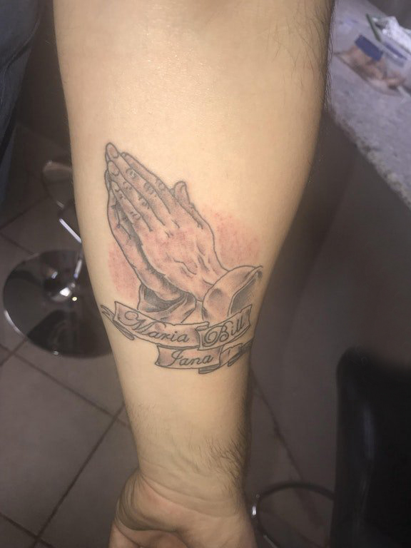 祈祷之手纹身图 男生手臂上英文和祈祷之手纹身图片