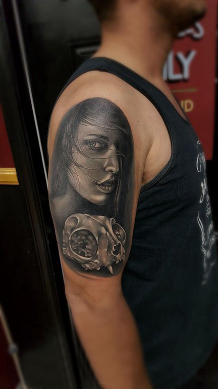 人物肖像纹身 男生手臂上创意的人物肖像纹身图片