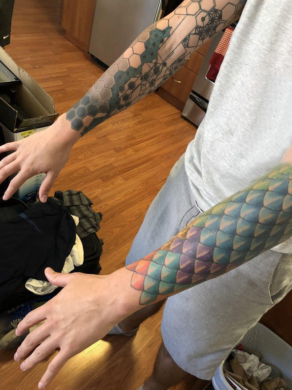 几何元素纹身  男生手臂上彩色的几何元素纹身图片