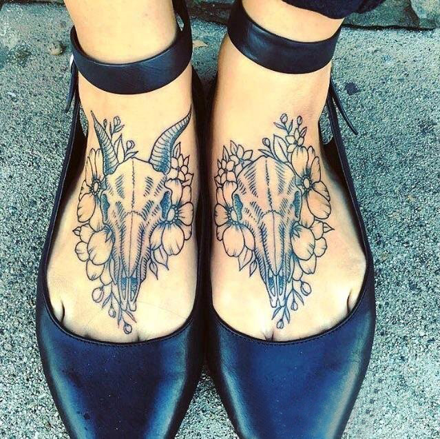脚背纹身 女生脚背上花朵和动物骨头纹身图片