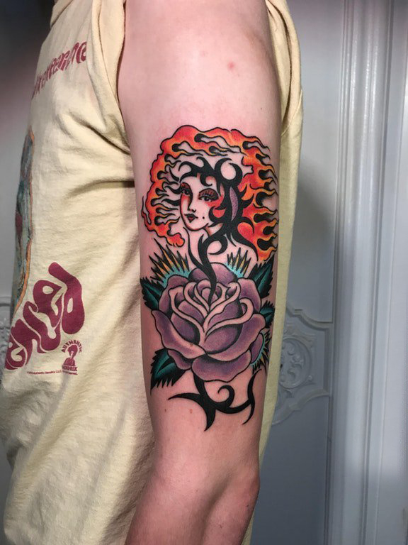 美女纹身 男生手臂上美女与植物纹身图片