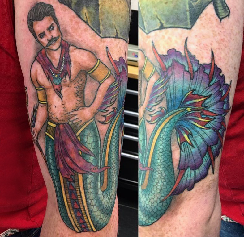 美人鱼纹身 男生手臂上彩色的美人鱼纹身图片