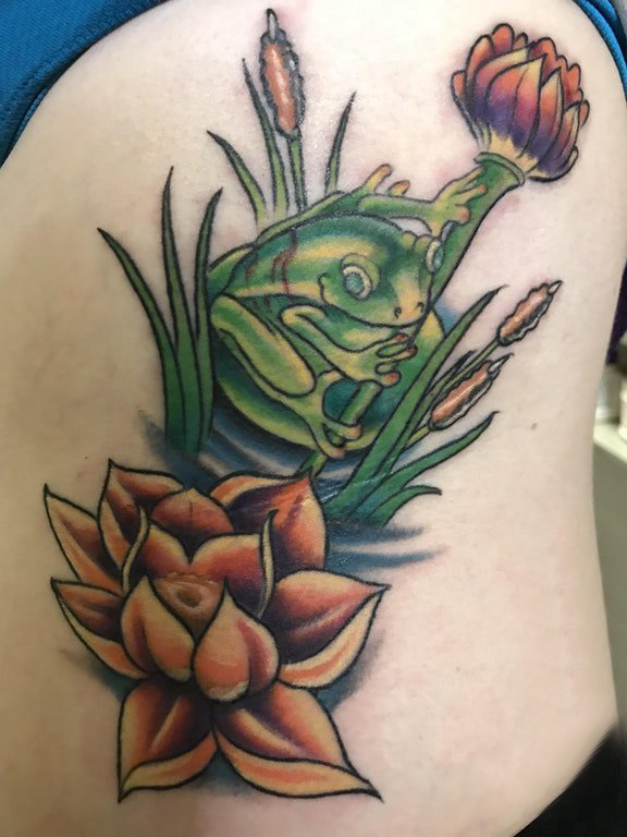 青蛙纹身 女生侧腰彩色的青蛙和莲花纹身图片