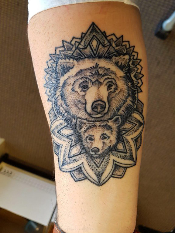 手臂纹身图片 男生手臂上梵花和熊纹身图片
