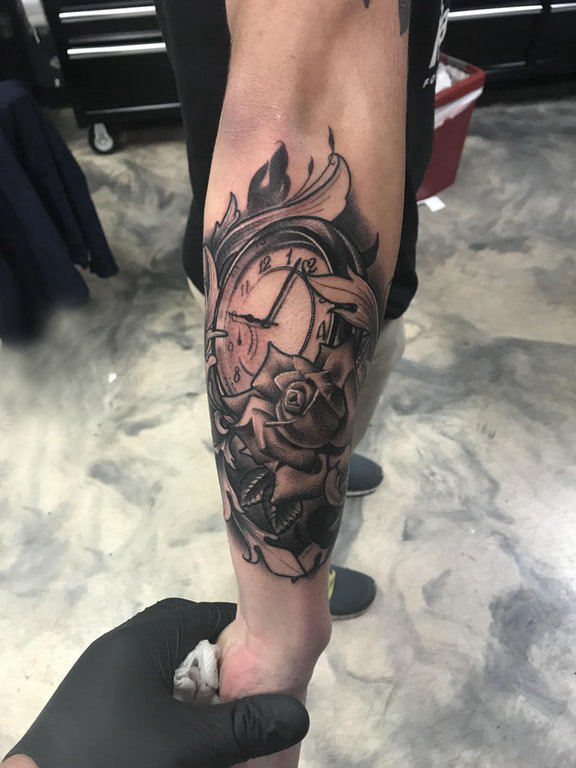 手臂纹身图片 男生手臂上玫瑰和时钟纹身图片