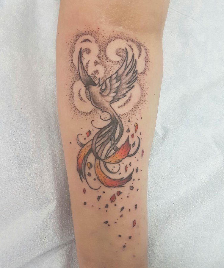 手臂纹身图片 女生手臂上彩色的凤凰纹身图片