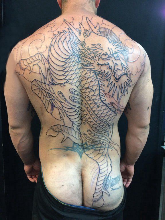 纹身背部龙 男生满背黑色的龙纹身图片