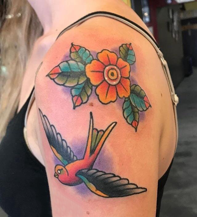 纹身肩部  女生肩部燕子和花朵纹身图片