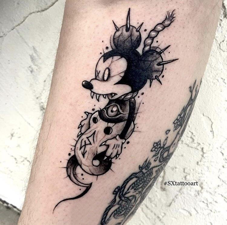 纹身卡通 男生小腿上黑色的米老鼠纹身图片