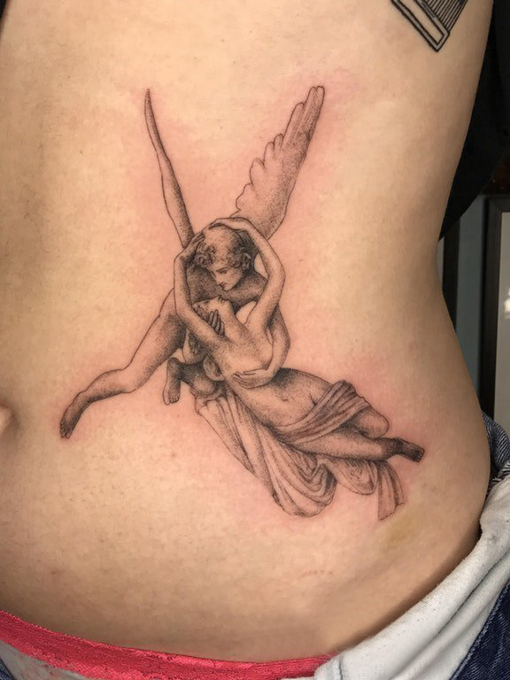 纹身守护天使  女生腹部黑灰的守护天使纹身图片