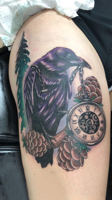 乌鸦纹身  女生大腿上乌鸦和钟表纹身图片