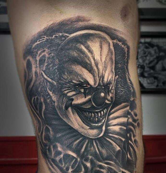 小丑纹身 男生大腿上恐怖的小丑纹身图片