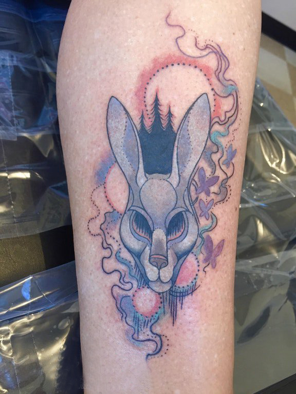 小动物纹身 女生手臂上彩色的兔子纹身图片