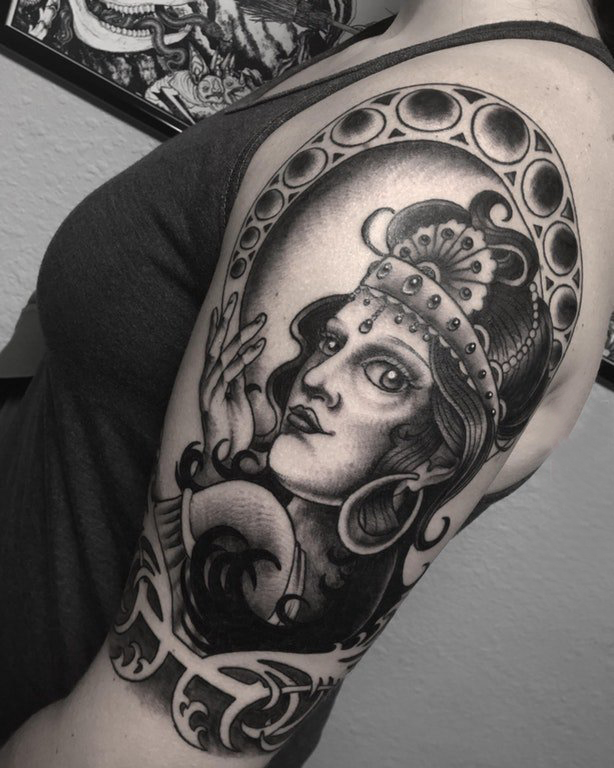 人物肖像纹身  女生手臂上素描的人物肖像纹身