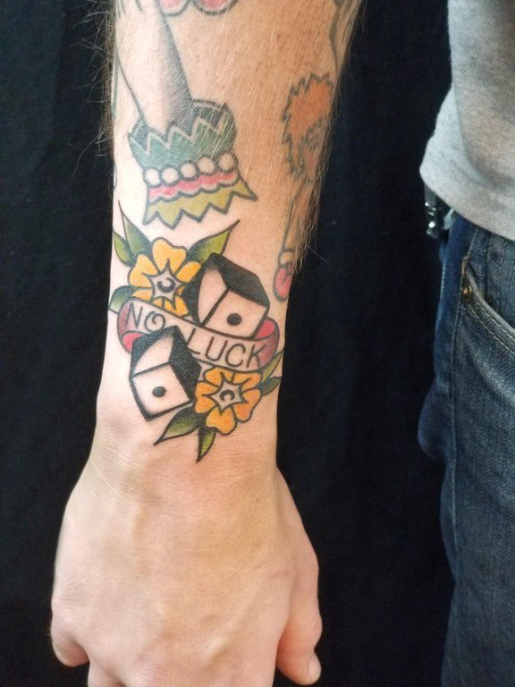 手臂纹身素材 男生手臂上花朵和骰子纹身图片