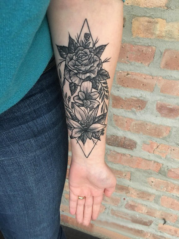 手臂纹身素材 女生手臂上菱形和花卉纹身图片