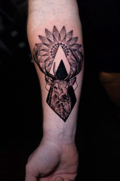 手臂纹身图片 男生手臂上梵花和鹿纹身图片