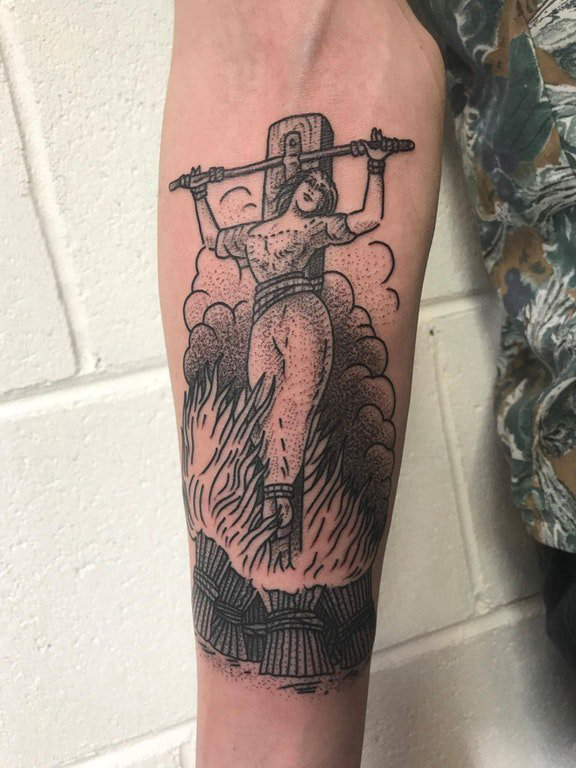 手臂十字架纹身 男生手臂上十字架和人物纹身图片