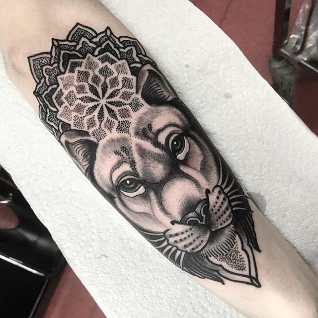 手臂纹身图片 男生手臂上梵花和狮子纹身图片