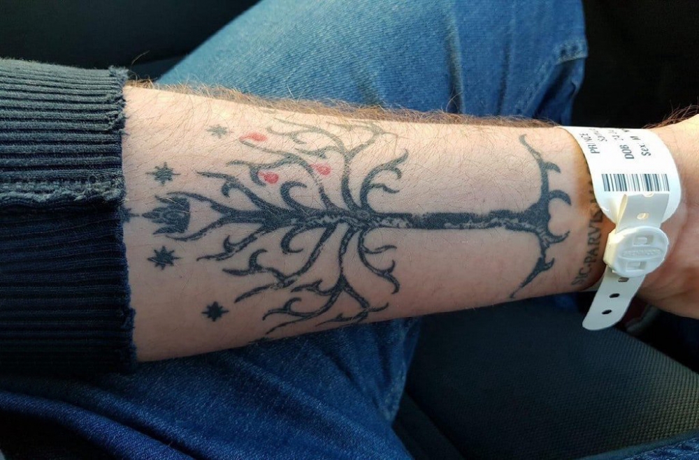 手部树木纹身  男生手臂上黑色的手部树木纹身图片