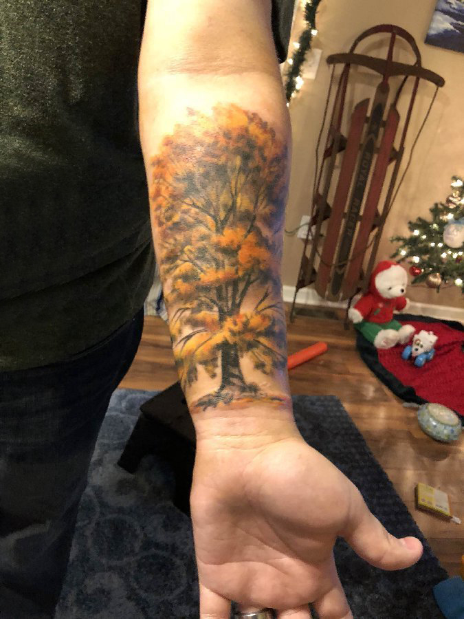 手部树木纹身 男生手臂上彩色的大树纹身图片