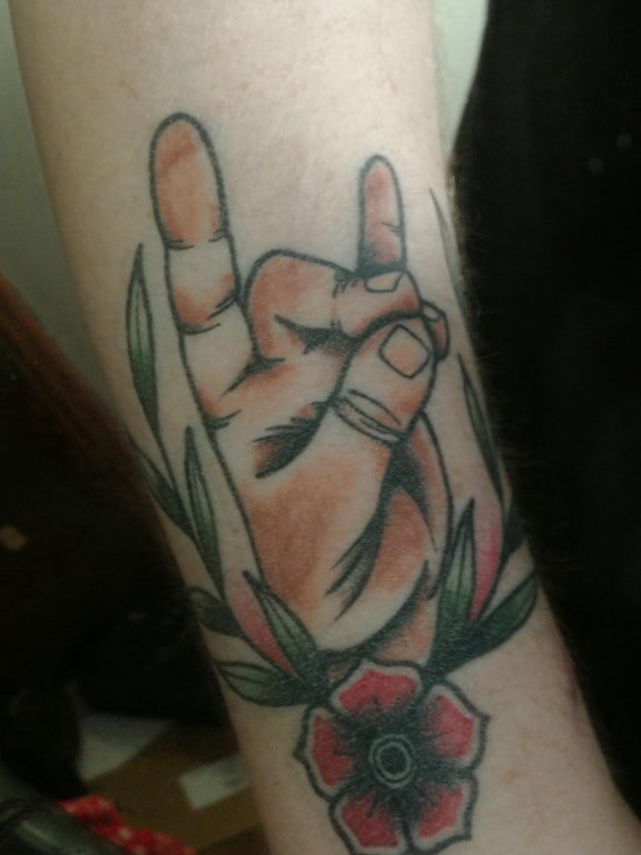 手势纹身图案 男生手臂上花朵和手势纹身图片