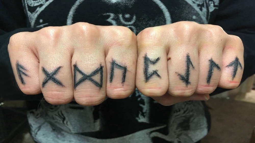手指字母纹身 男生手指上创意的字母纹身图片