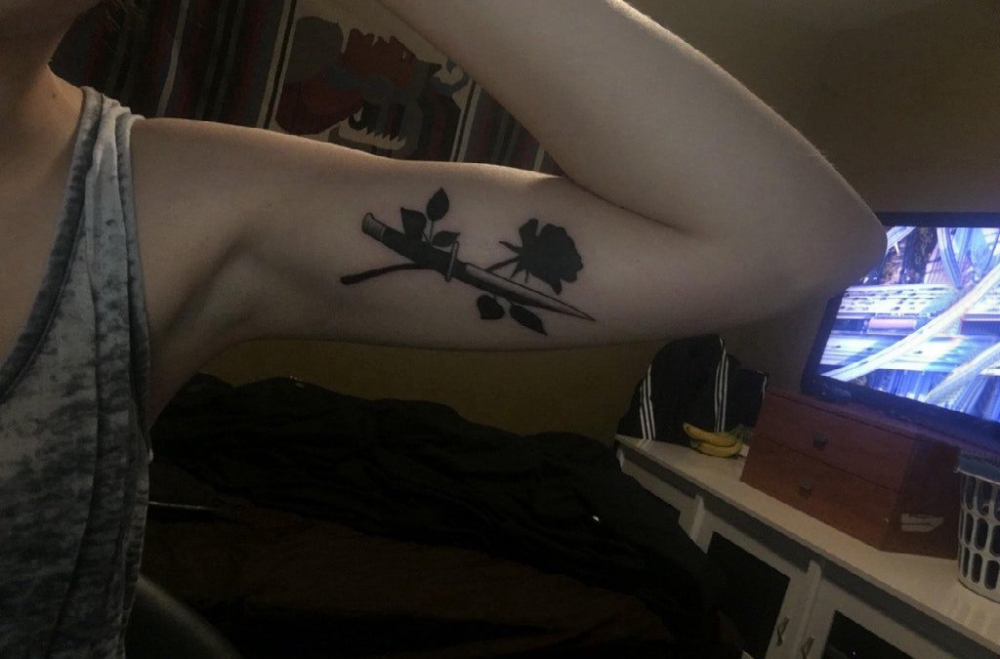 双大臂纹身 女生大臂上匕首和花朵纹身图片