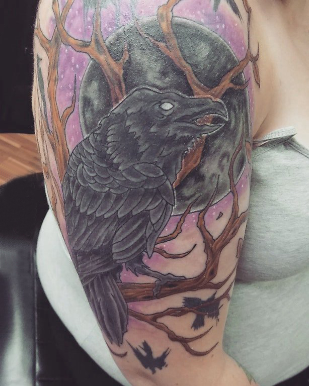 双大臂纹身 女生大臂上树枝和乌鸦纹身图片