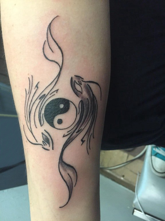太极阴阳鱼纹身 女生手臂上黑色的太极阴阳鱼纹身图片