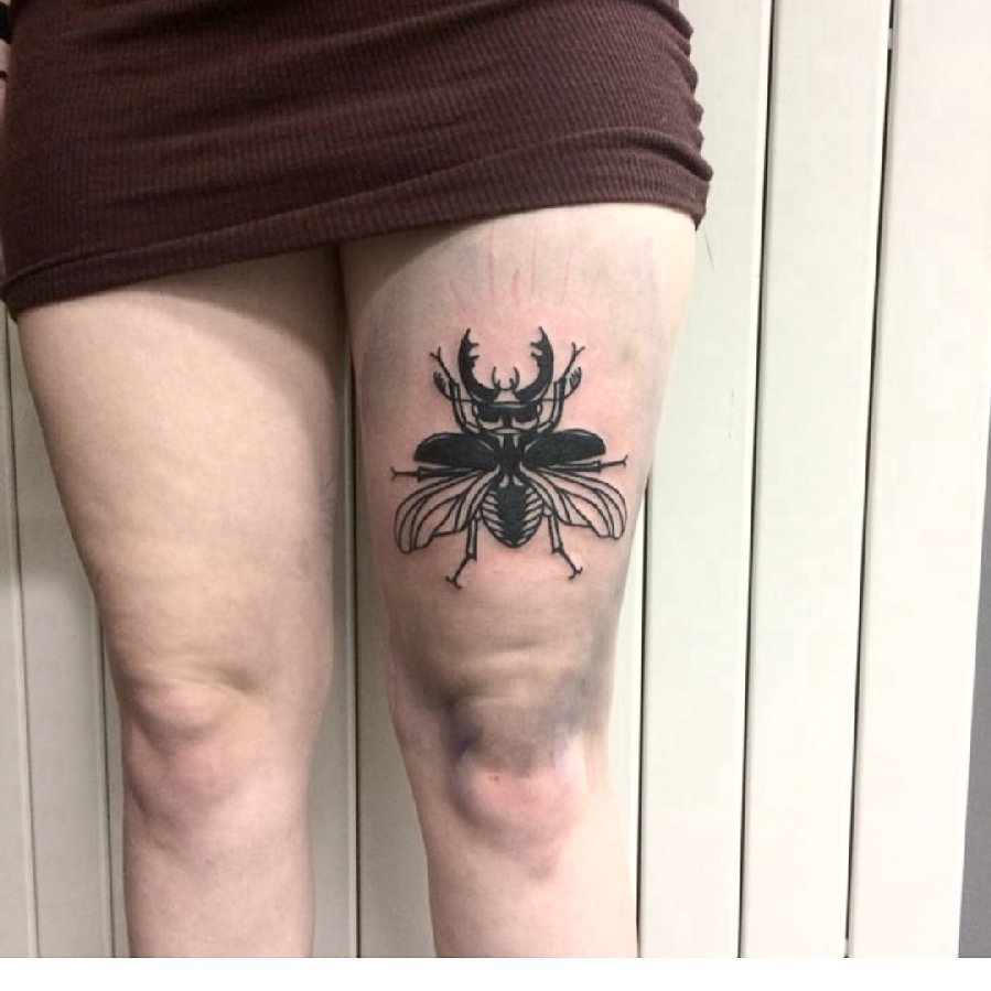 纹身虫 女生大腿上黑灰纹身图片