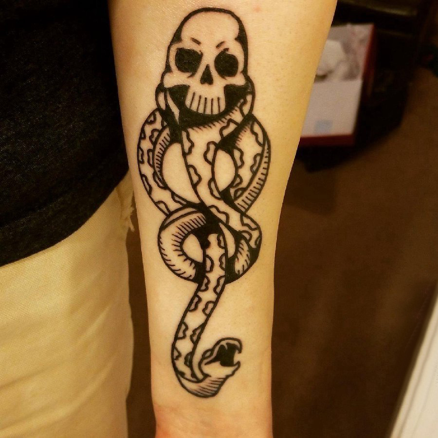 骷髅和蛇纹身图案  女生手臂上骷髅和蛇纹身图片