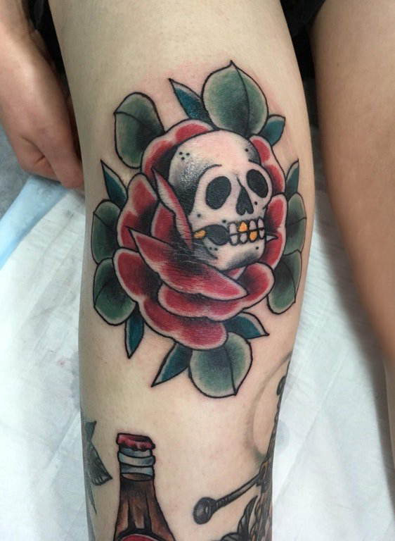 玫瑰纹身 女生膝盖上玫瑰纹身图片