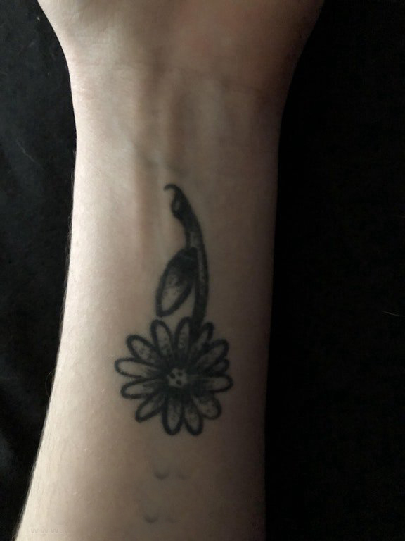 女生纹身手腕 女生手腕上黑上的花朵纹身图片