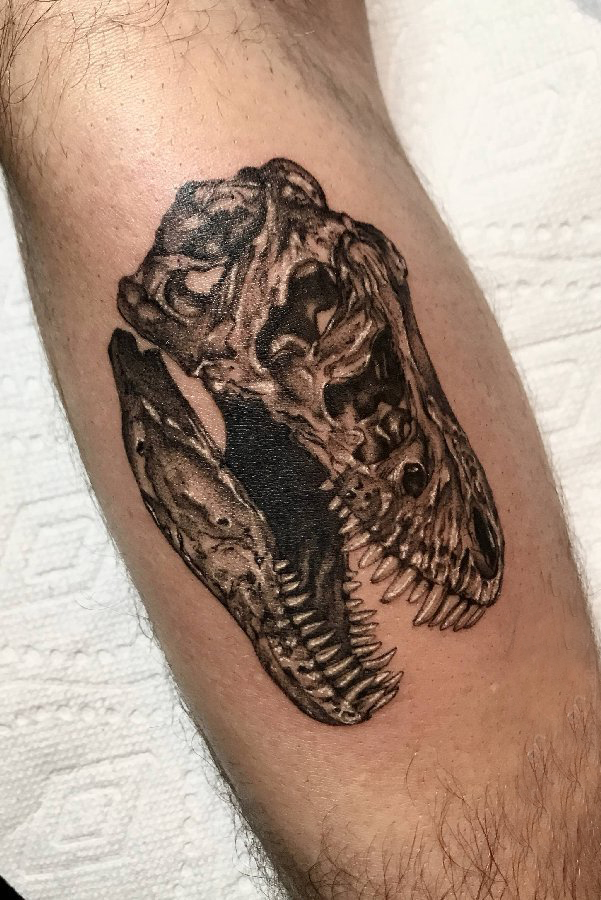 欧美小腿纹身 男生小腿上黑色的恐龙头骨纹身图片