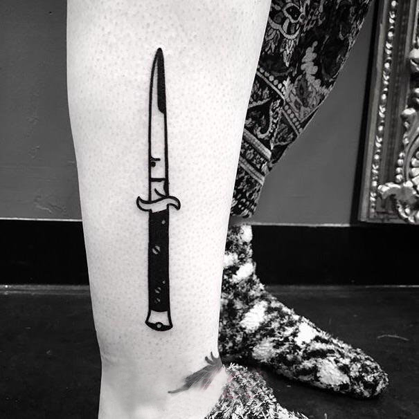 欧美小腿纹身 女生小腿上黑色的匕首纹身图片