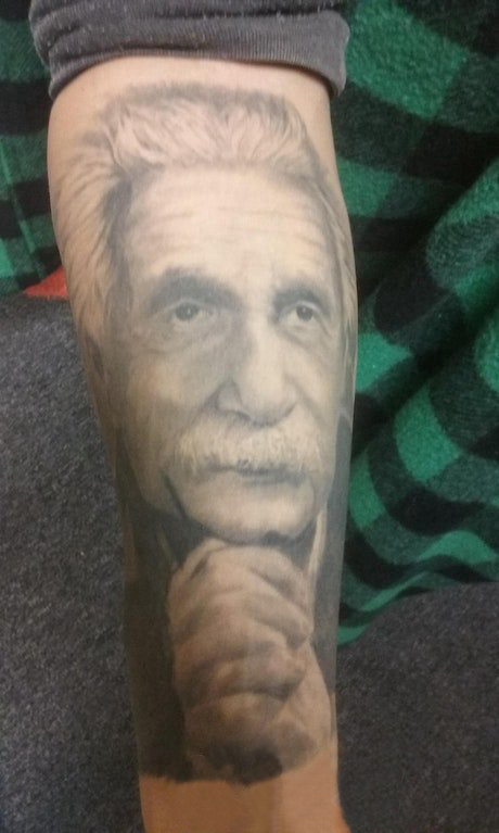 人物肖像纹身 男生手臂上黑色的爱因斯坦纹身图片