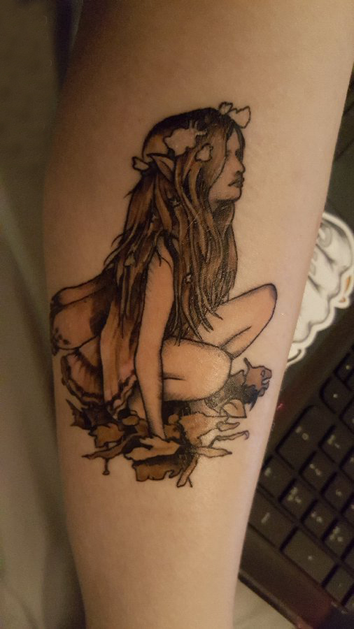 手臂纹身图片 女生手臂上植物和人物纹身图片