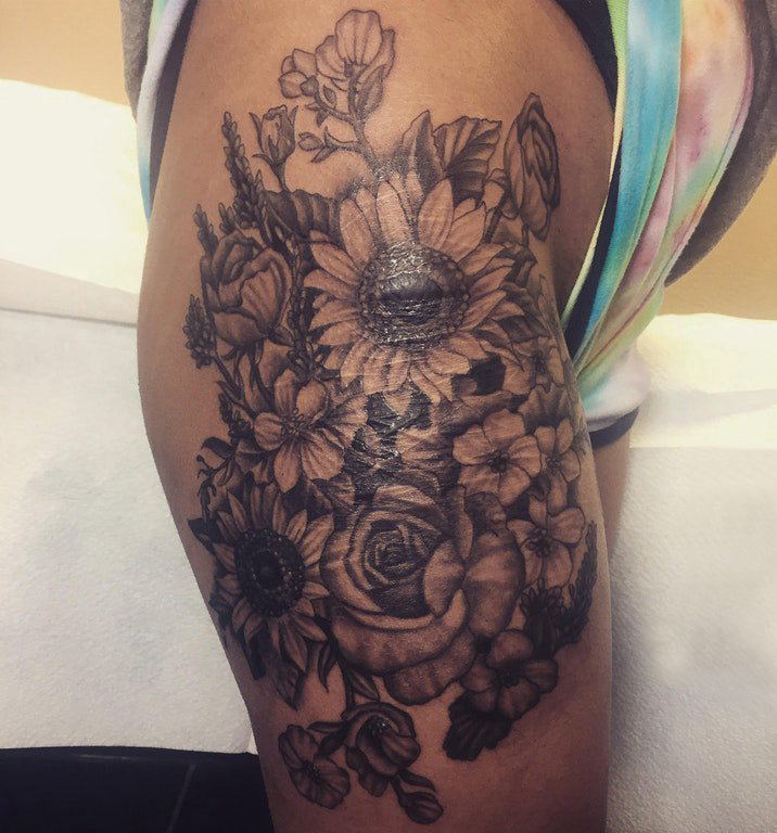 臀部纹身 女生臀部黑色的花卉纹身图片