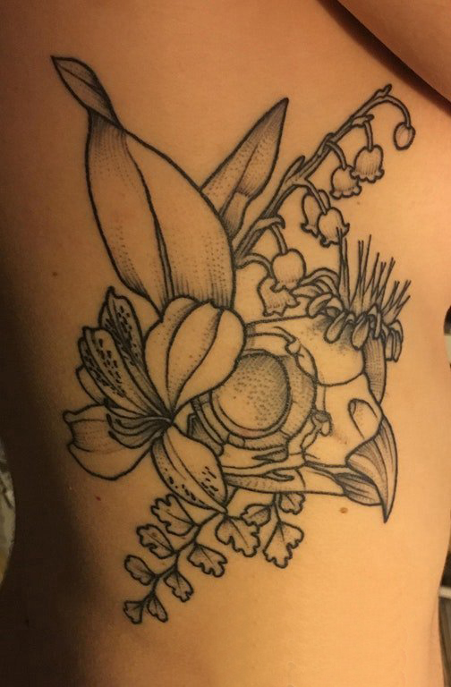 文艺花朵纹身 女生侧肋上文艺花朵纹身图片